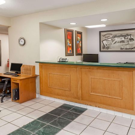 ซูเปอร์ 8 บาย วินด์แฮม ฮันติงตัน Hotel Huntington ภายนอก รูปภาพ