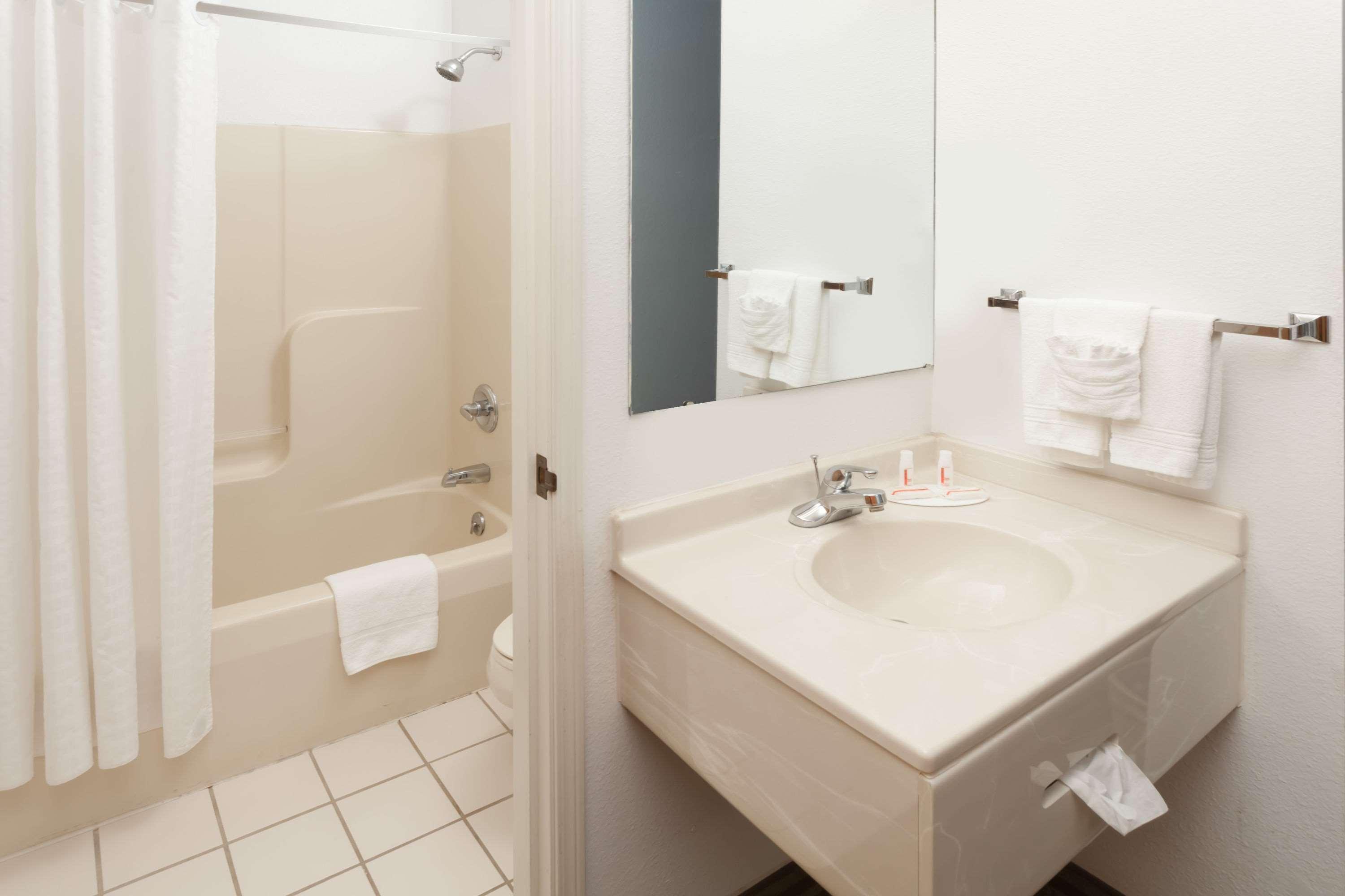 ซูเปอร์ 8 บาย วินด์แฮม ฮันติงตัน Hotel Huntington ภายนอก รูปภาพ